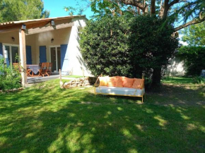 Villa avec piscine dans un avre de verdure